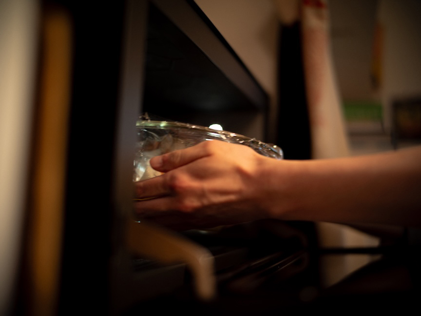 写真：電子レンジを使用する様子