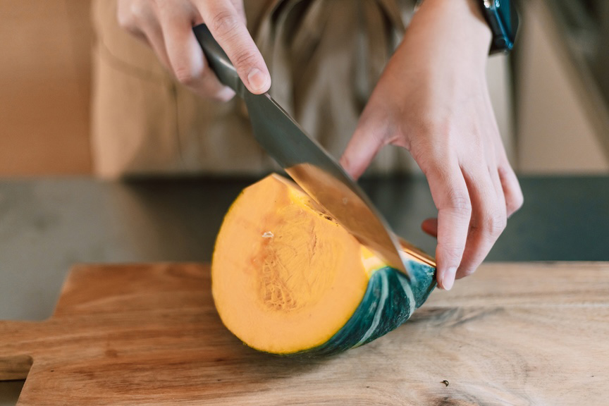 写真：かぼちゃを切る様子