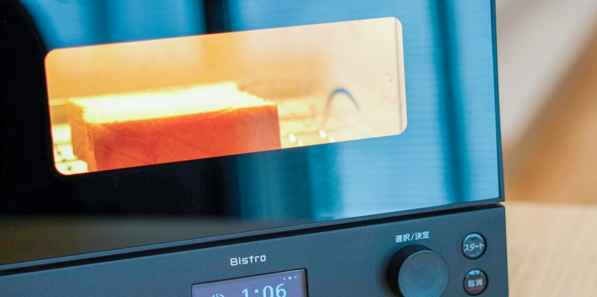 写真：ビストロで食パンを焼いている様子