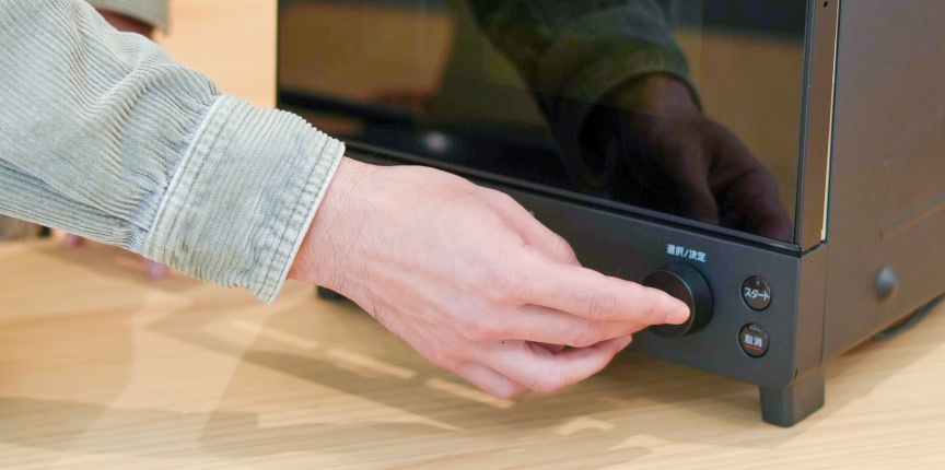 写真：ビストロのボタンを押す様子