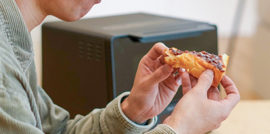 写真：ビストロで焼いた食パンにあんこを塗って食べる様子