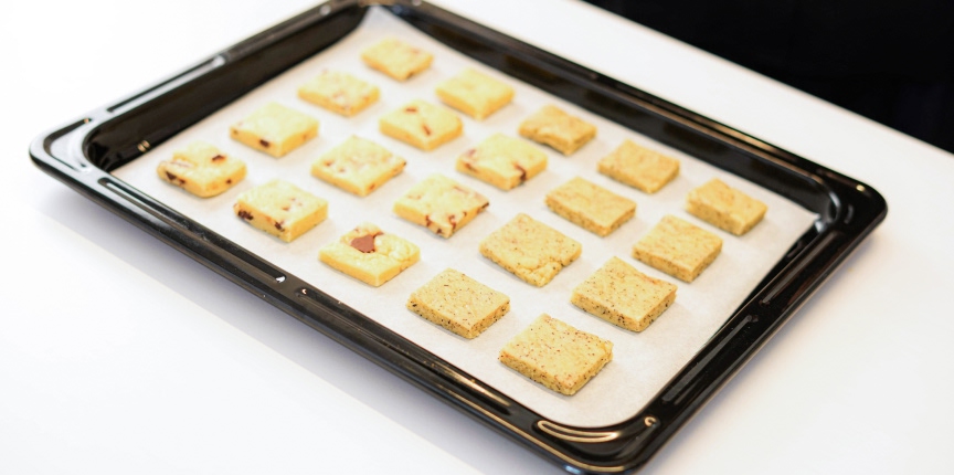 写真：スコーンの生地が天板にきれいに並べられた様子