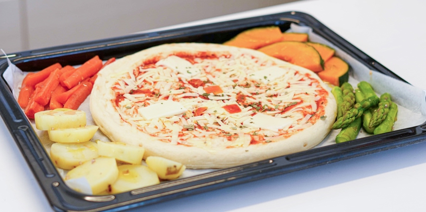 写真：天板の中央にピザ、その周囲にグリル野菜が並んでいる様子