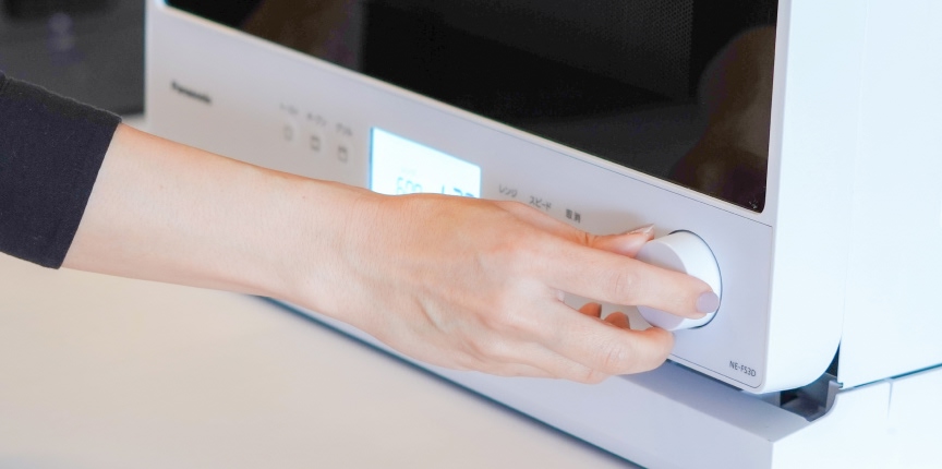 写真：新モデルのダイヤルを回す様子