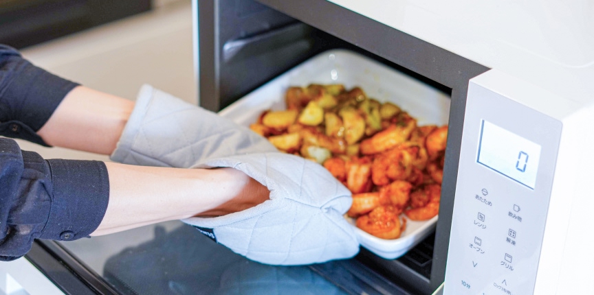 写真：NE‑FS300で大きなお皿を取り出す様子