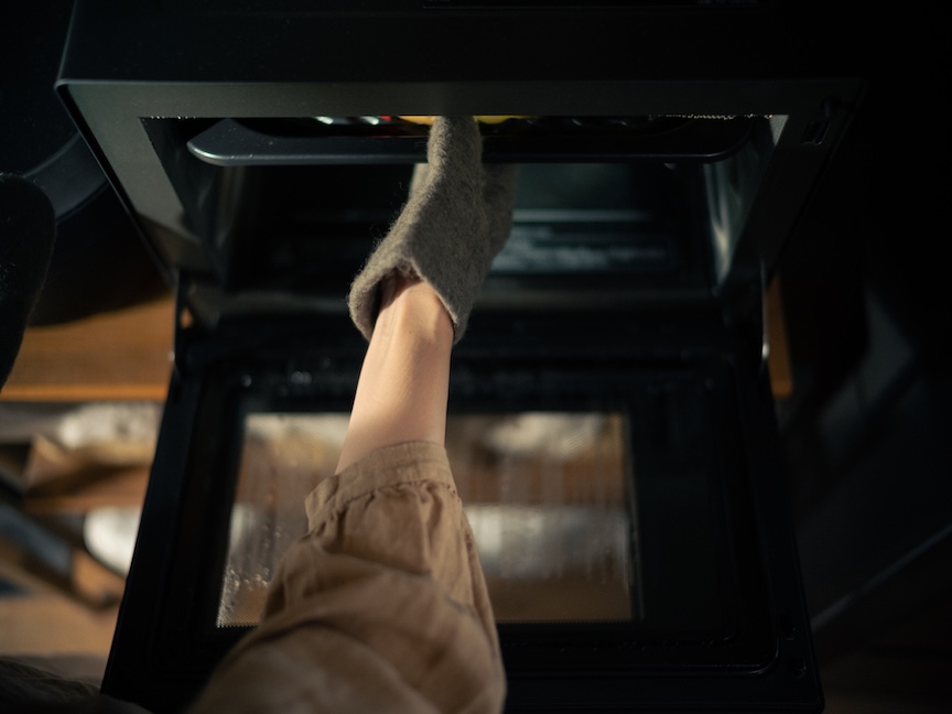 電子レンジから取り出しているイメージの写真