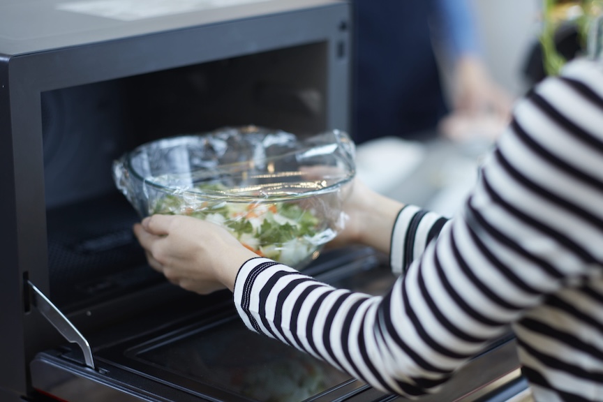 電子レンジに容器を入れている様子の写真