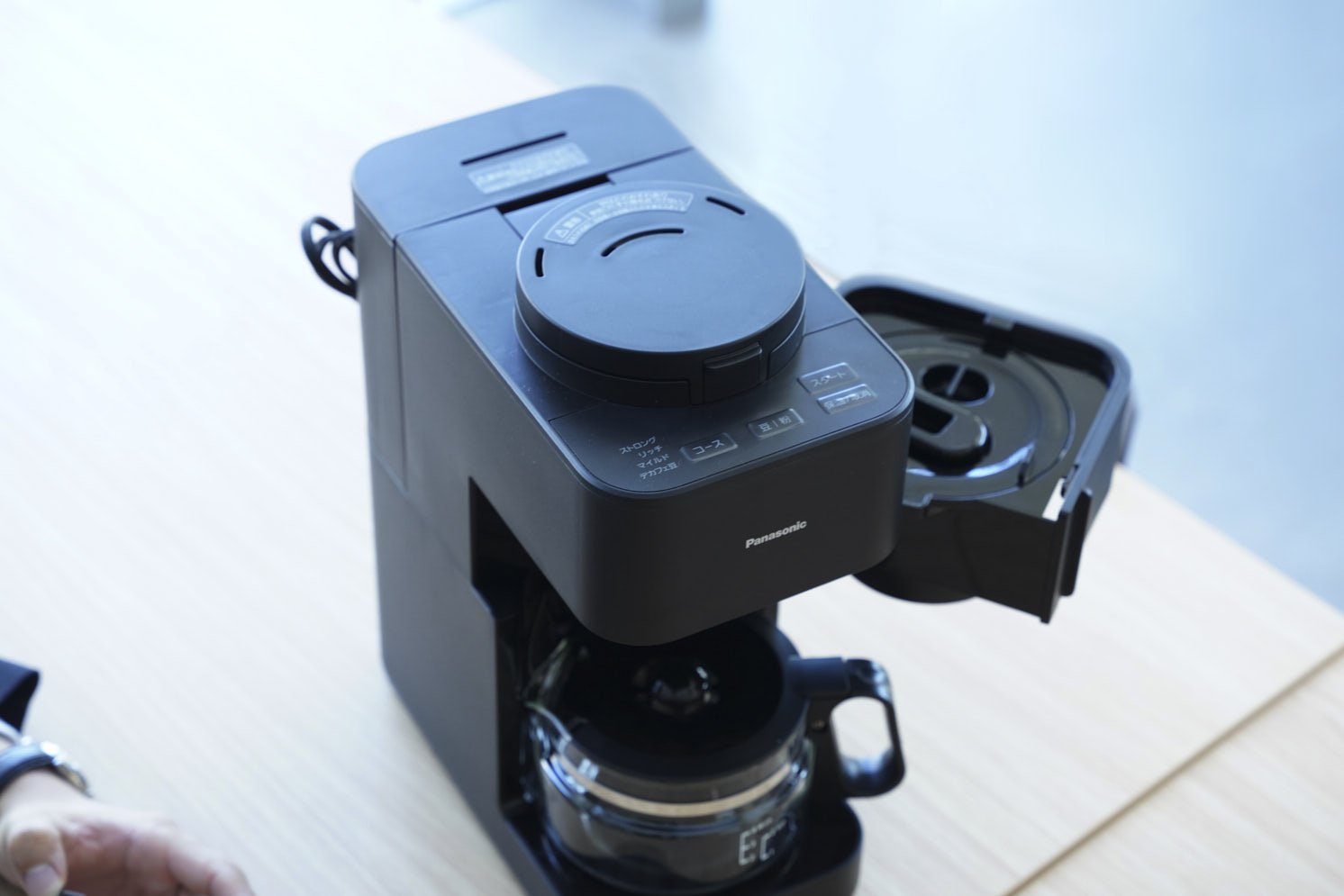 斜め上から撮った全自動コーヒーメーカー「NC-A58」の写真