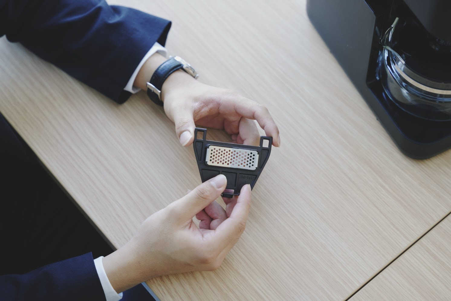 コーヒーメーカーのフィルターを持っている写真