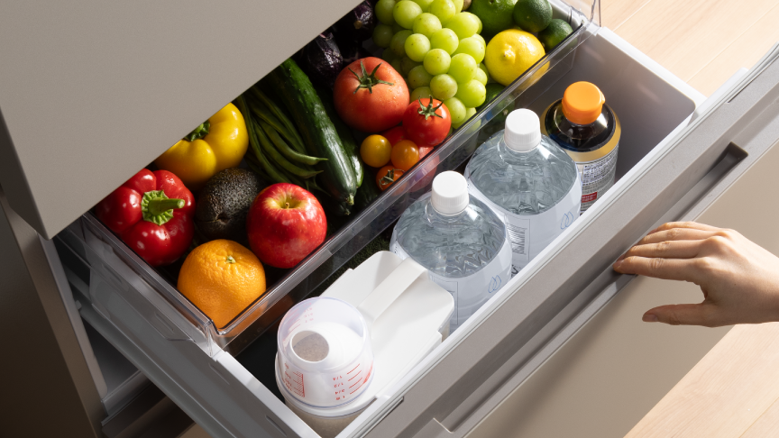 冷蔵庫の引き出しを開けている様子の写真