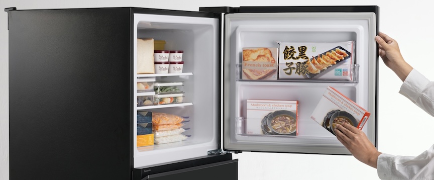 冷凍庫から食品を取り出している人の写真