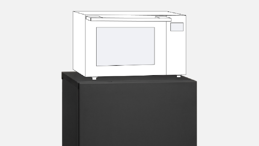 冷蔵庫の上に電子レンジを置いているイメージ画像