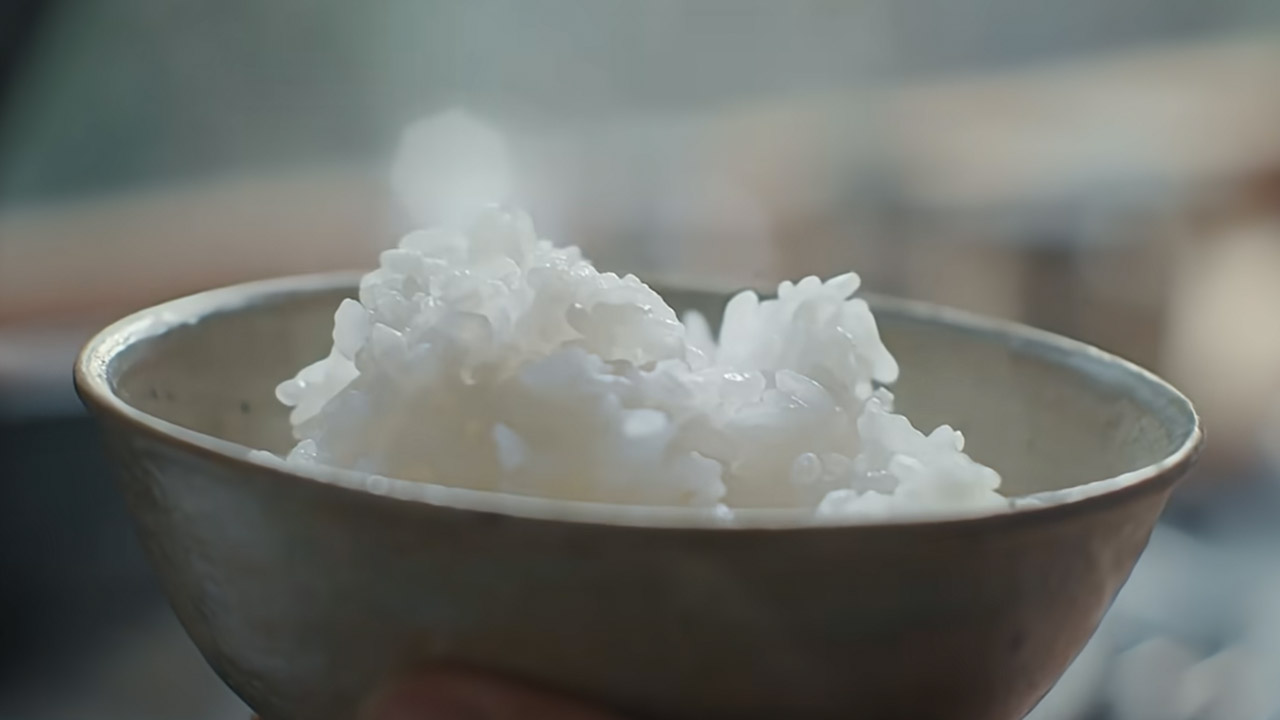 茶碗に盛られた白米の写真
