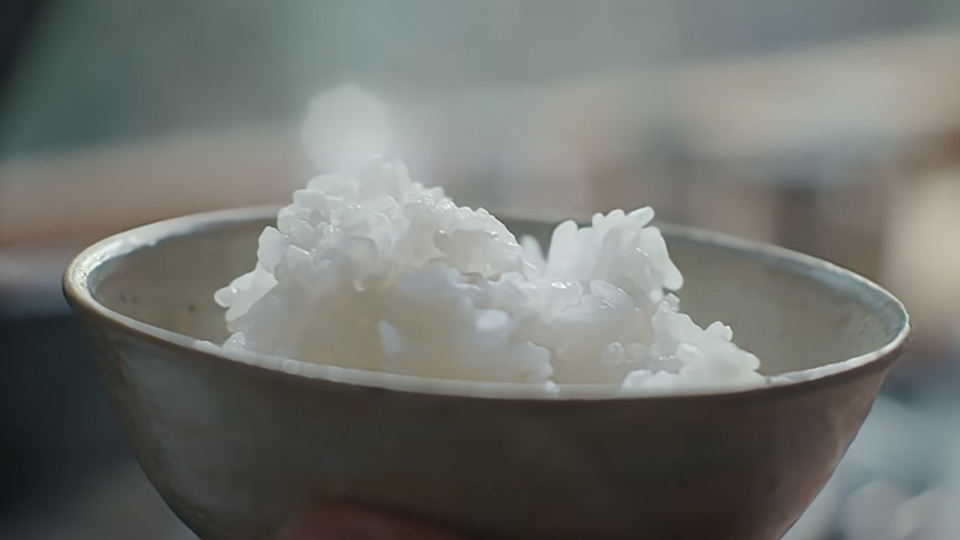 茶碗に盛られた白米の写真