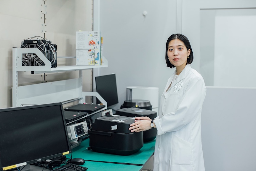 白衣姿の萩成美の写真