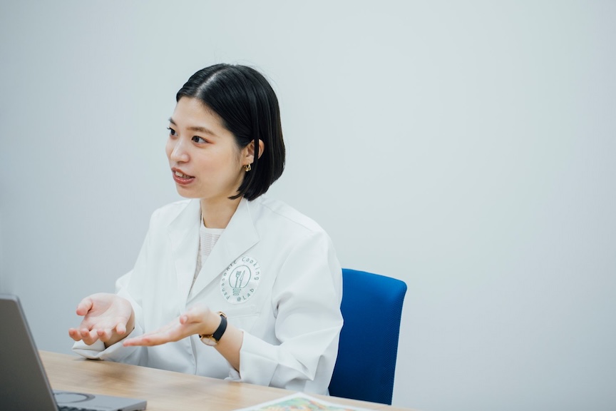 話している萩成美の写真