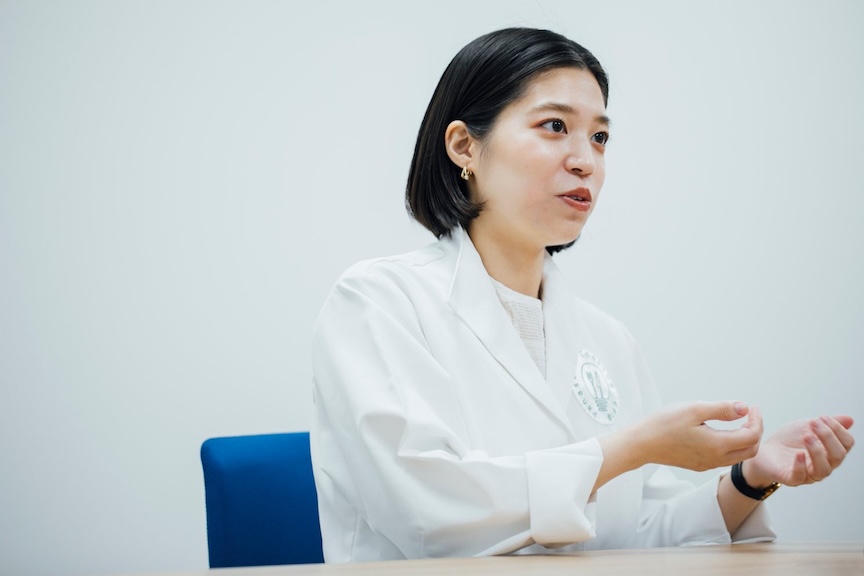 小中学校で特別授業を行うことになった経緯について話す萩成美