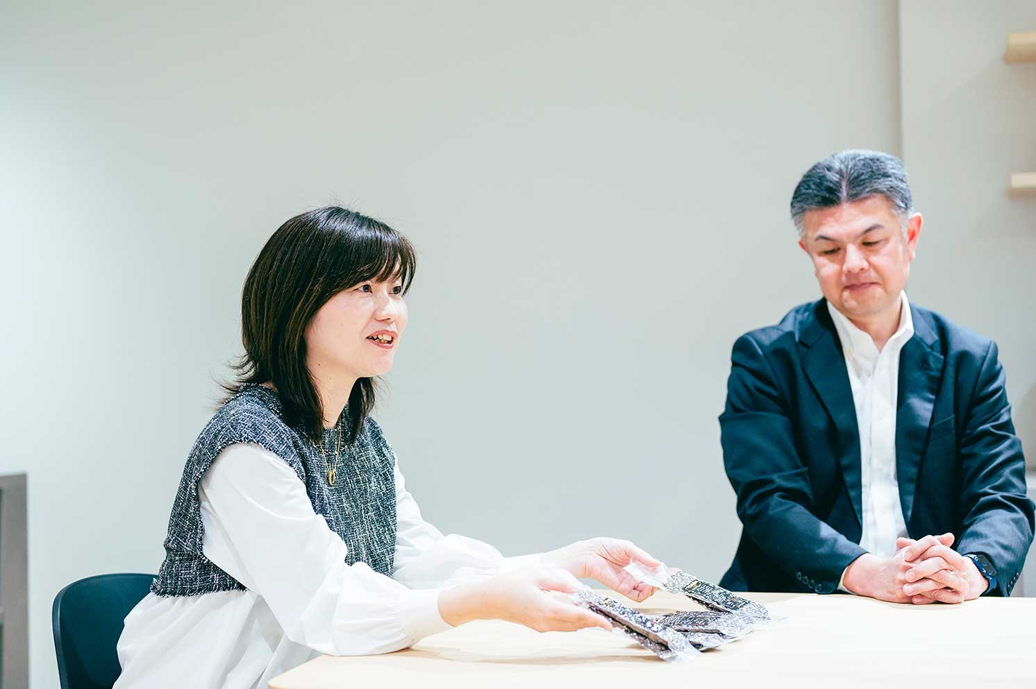 話している關智子と助川学の写真