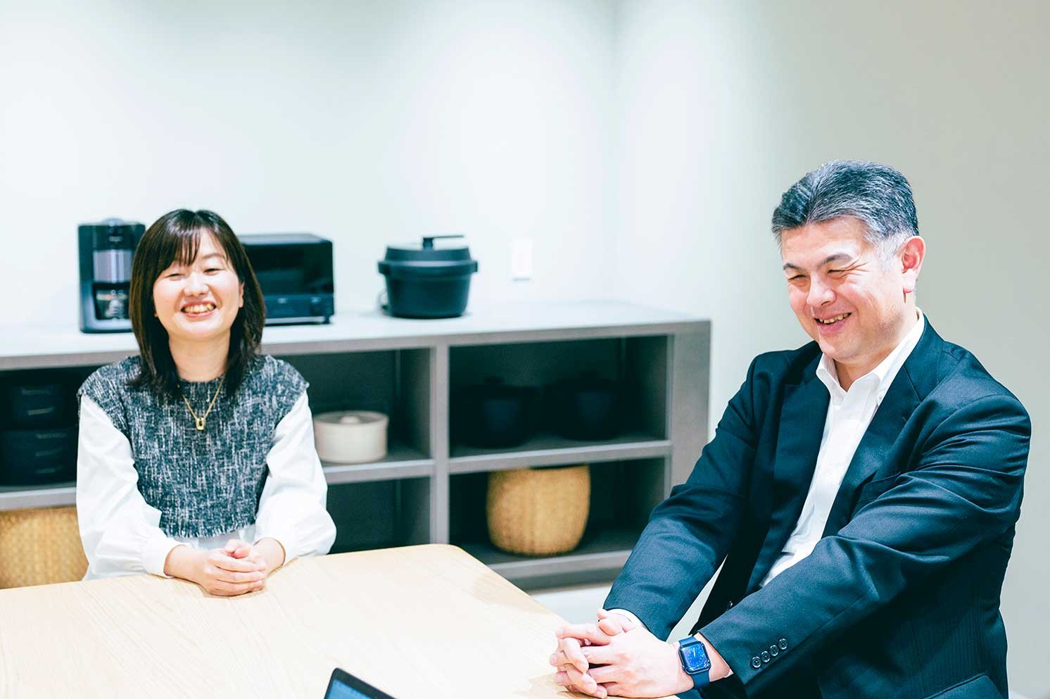 笑顔で話している關智子と助川学の写真
