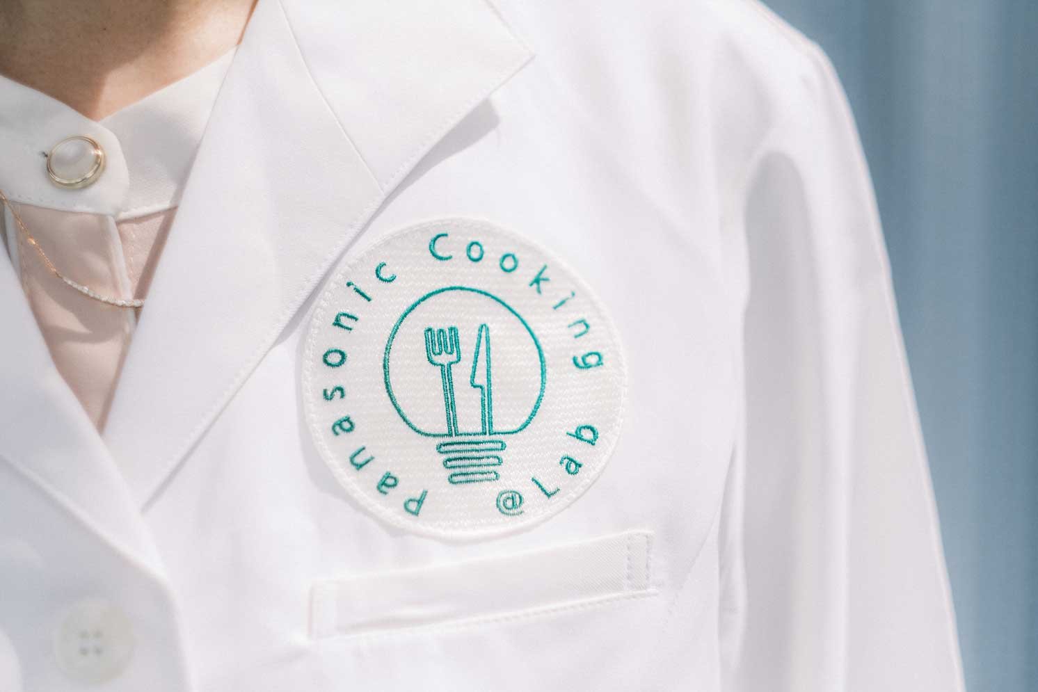 白衣胸元のPanasonic  Cooking @labオリジナルロゴの写真