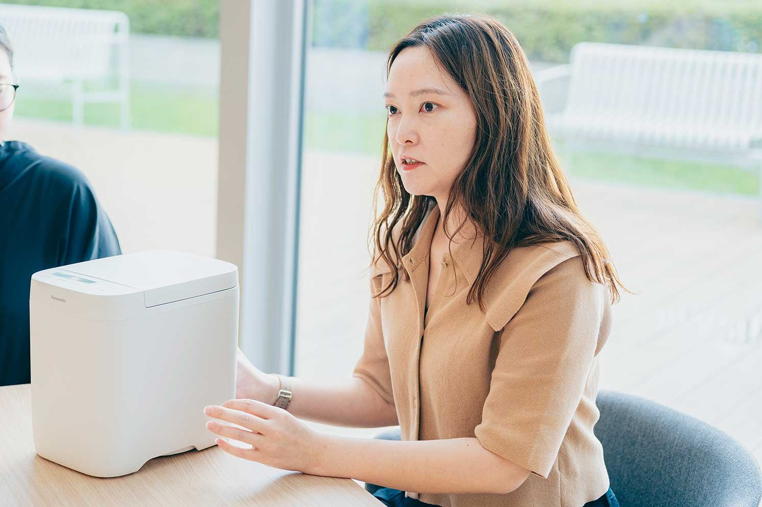SD-CB1について説明する種田未理の写真