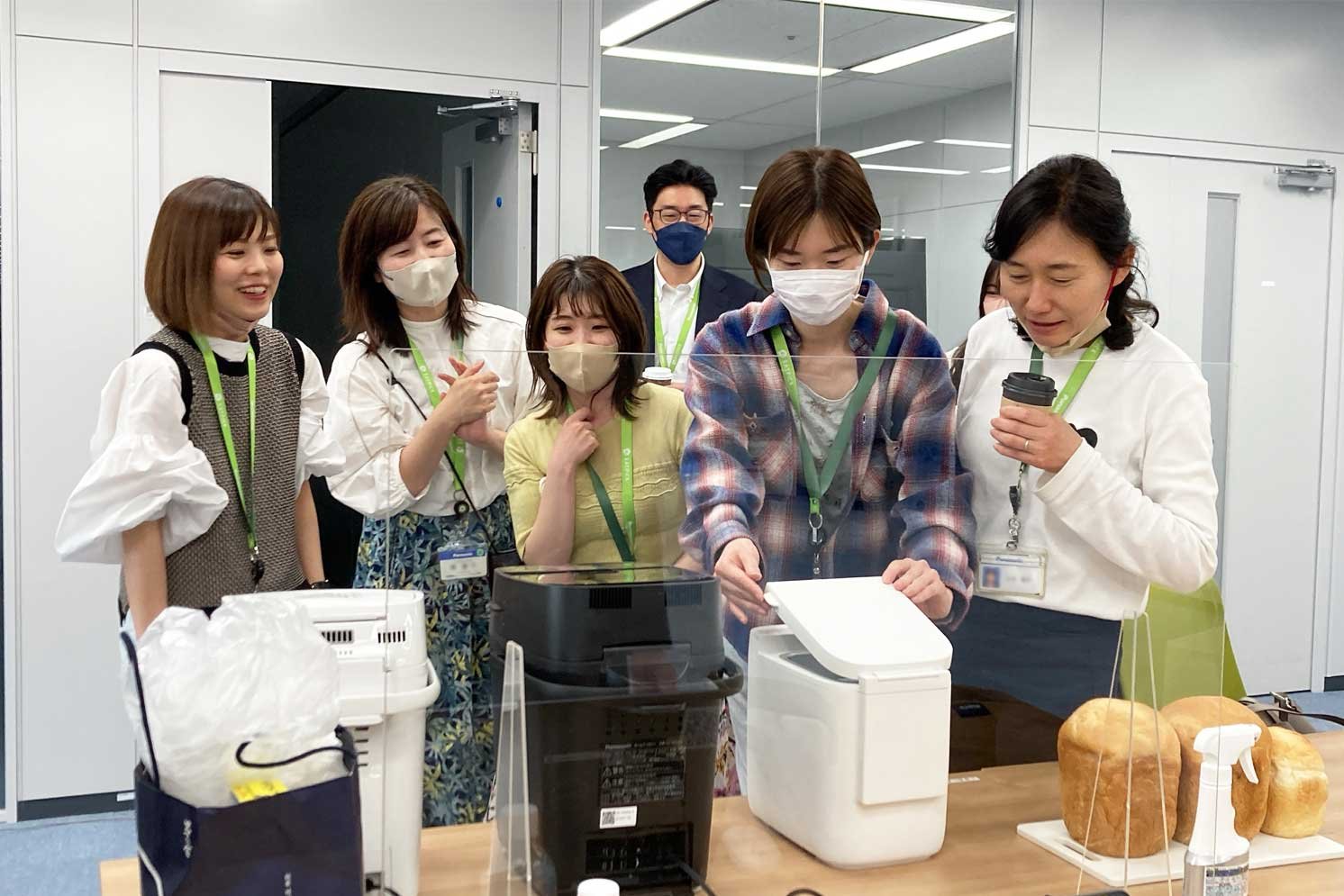 社内メンバーがSD-CB1を見ている写真