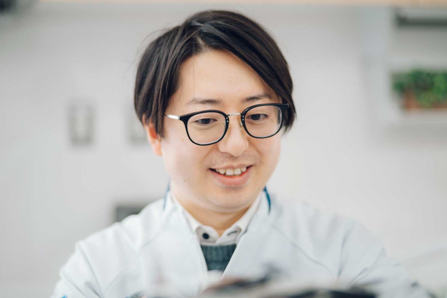 インタビューを受ける西平康隆さんの写真