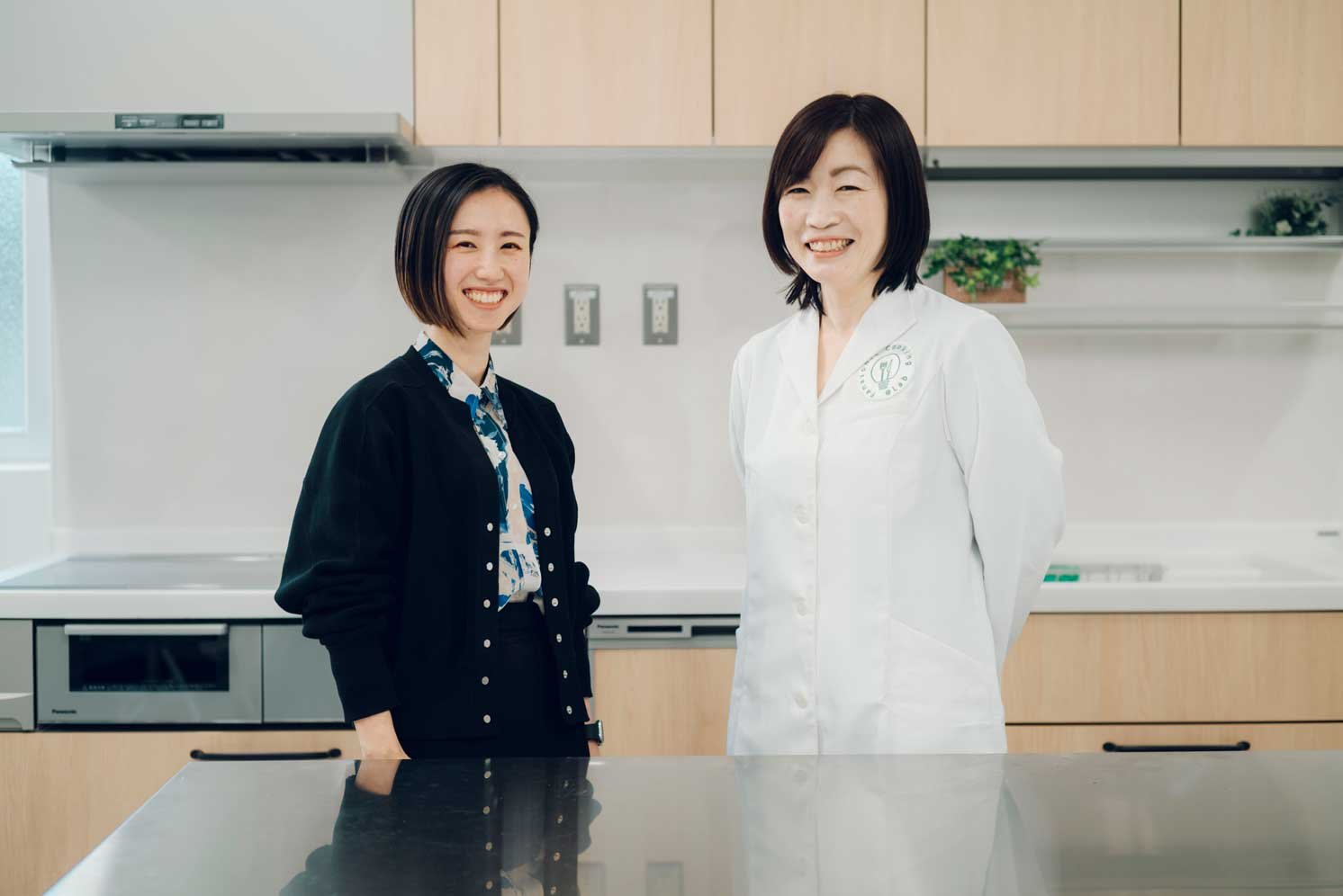 笑顔で立つ内山咲子さんと広田起子さんの写真