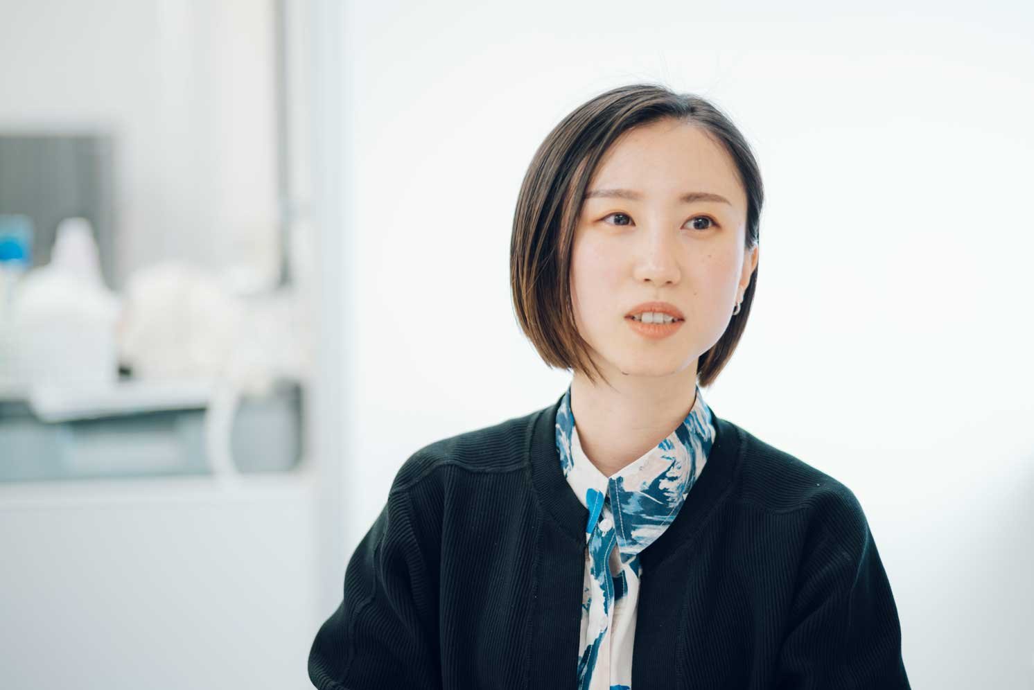 インタビューを受ける内山咲子さんの写真