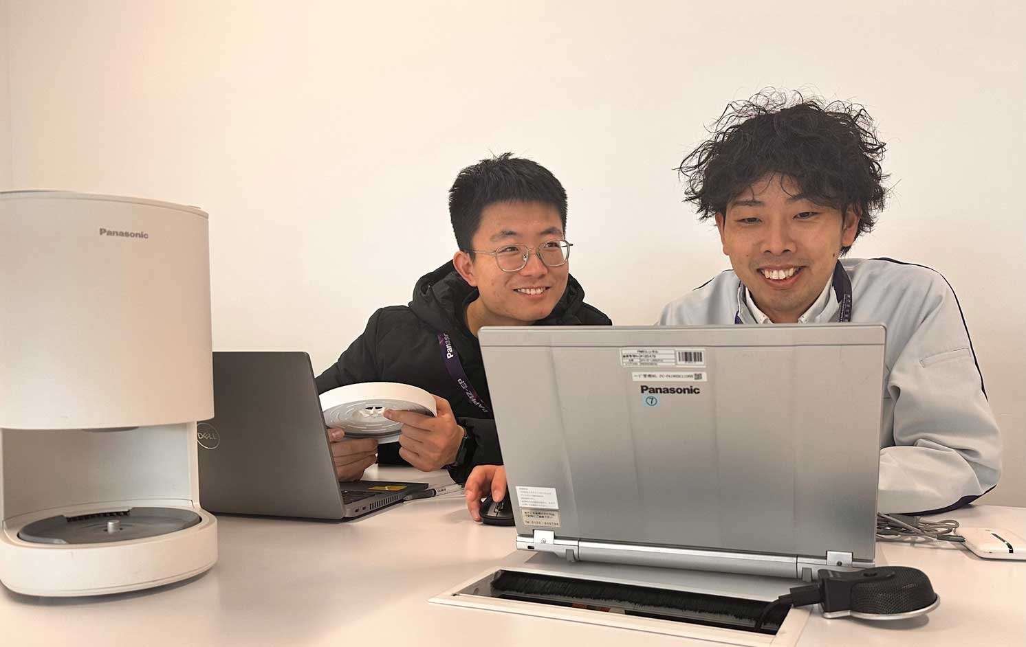 設計開発のリーダーを担当した大村拓匡が右側に写っている写真