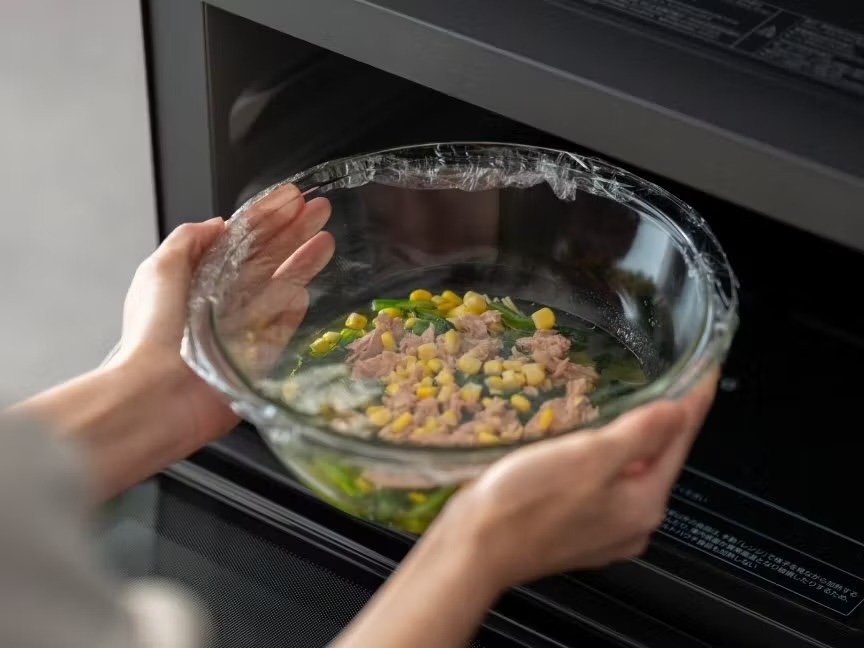 パスタの具材を電子レンジで調理しようとしている様子の写真