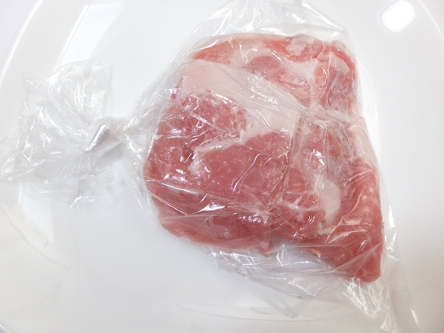 ポリ袋に入った鶏肉の写真