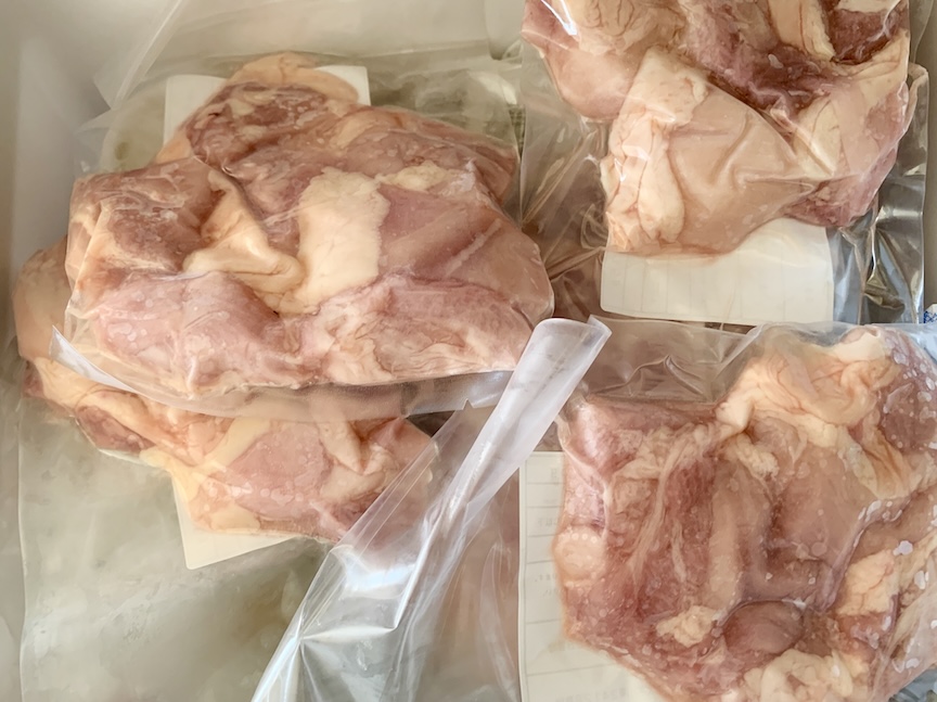 袋に入れて個包装された鶏肉の写真