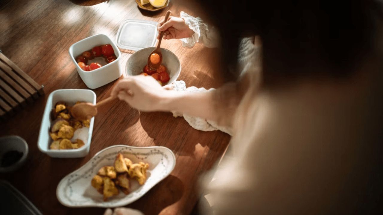 食事を準備している人の写真