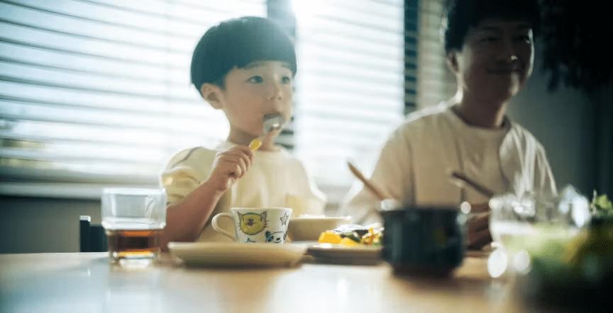 子供が食事している様子の写真