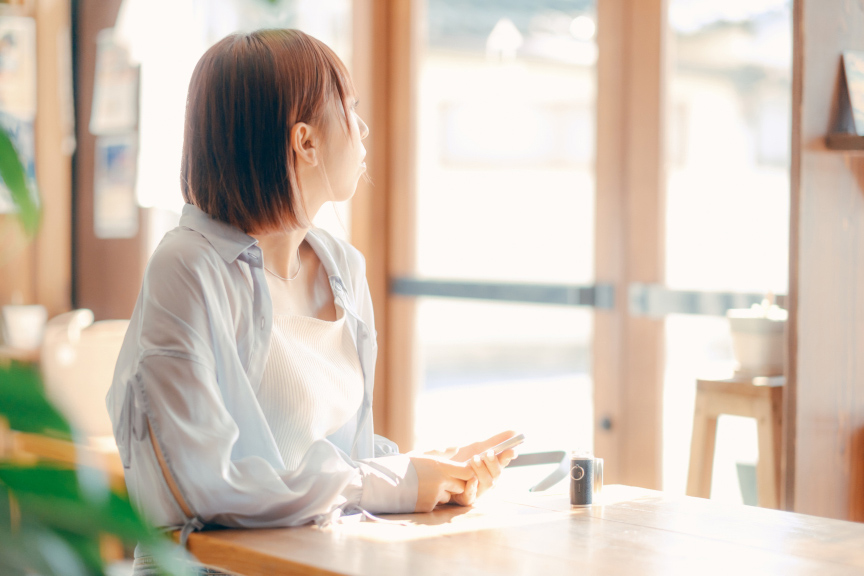 写真：女性が外の景色を眺めている様子