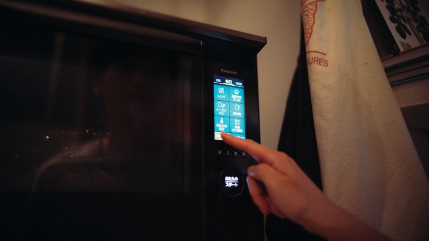 写真：電子レンジを使用する様子