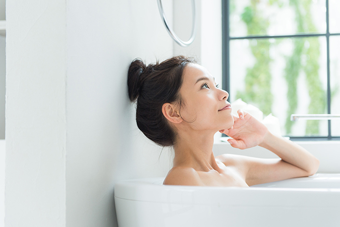 写真；お風呂に浸かる女性のイメージ