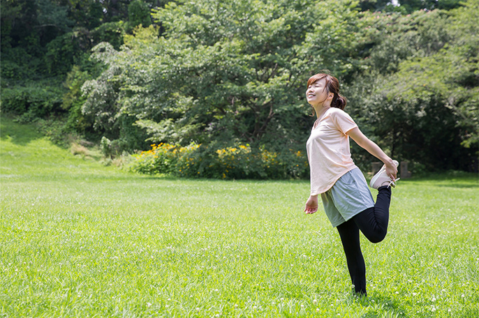 ストレッチをする女性のイメージ