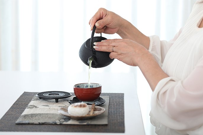 写真：急須でお茶を注いでるイメージ