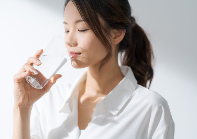 写真：女性が水を飲んでいるイメージ