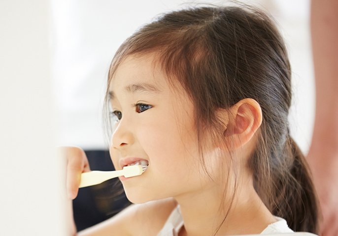 写真：子供が歯磨きをしているイメージ