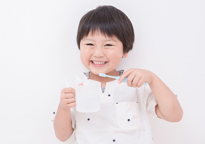 写真：子供が歯磨きをしているイメージ