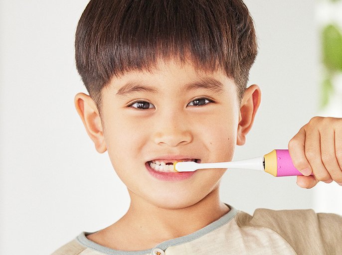 写真：子供がキッズドルツで歯磨きをしているイメージ