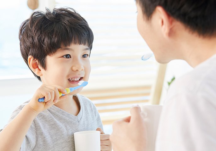写真：親子で歯磨きをしているイメージ