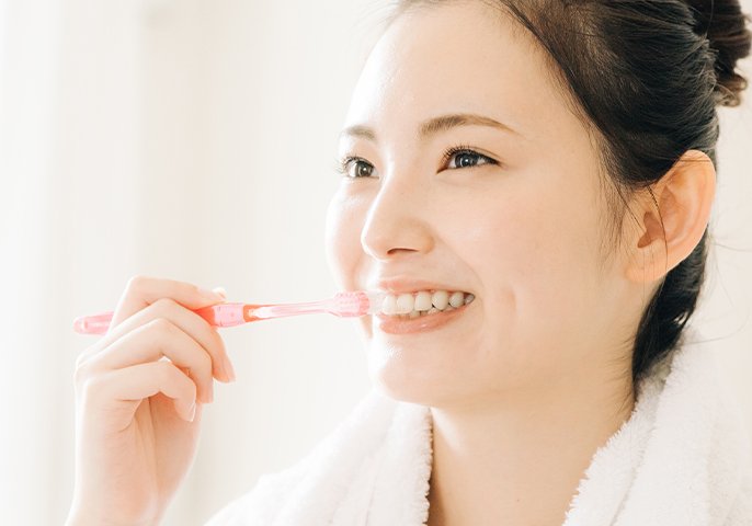 写真：歯磨きをしている女性のイメージ