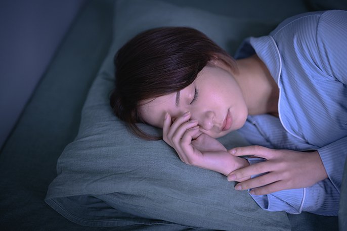 写真：寝ている女性のイメージ