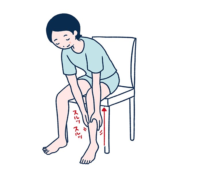 写真：むくみ改善マッサージで足首から膝下をさする イメージ
