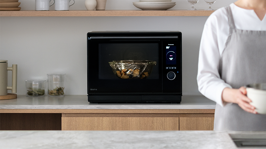 写真：キッチンに置かれたスチームオーブンレンジ