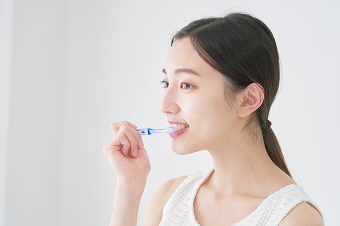 写真：歯磨きをする女性